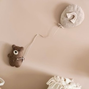 DEKORACJA NA ŚCIANĘ MIŚ Z BALONEM - MARMYS FELT STUDIO