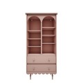 Wysoki regał Babushka różowy marki Wood Luck Design z charakterystyczną ozdobną falbanką do pokoju dziecka