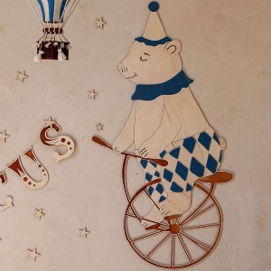 Dekoracja ścienna Pan Miś na cyrkowym rowerku – drewniana ozdoba do pokoju dziecka