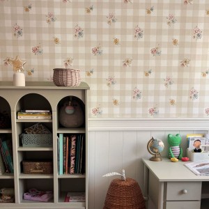 TAPETA DZIEWCZĘCA PASTEL FLOWERS BEŻOWA KRATA - DEKORILLO 
