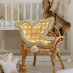 Drewniana lampka nocna ptaszek LED z pilotem