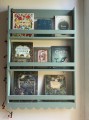 biblioteczka wisząca do pokoju dziecka z falbanką
