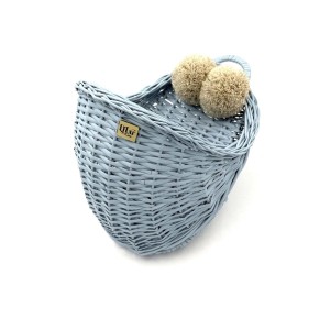 WIKLINOWY KOSZYK ŚCIENNY TINNY BABY BLUE