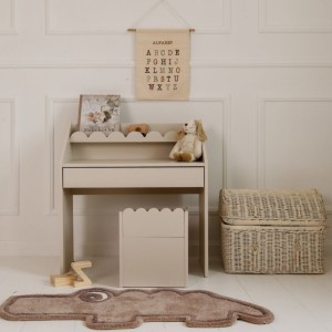 ZESTAW MONTESSORI BOOK NOOK BIURKO Z KRZESEŁKAMI LATTE - BELLAMY