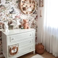 Biała komoda Bianka w stylu art deco z porcelanowymi gałkami w pokoju dziecięcym