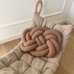 PODUSZKA DEKORACYJNA TWIST MAXI BOUCLE KARMEL