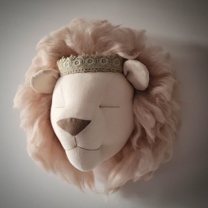 Dekoracja na ścianę do pokoju dziecka Lew cielisty z pudrowo-beżową grzywą – Love Me Decoration