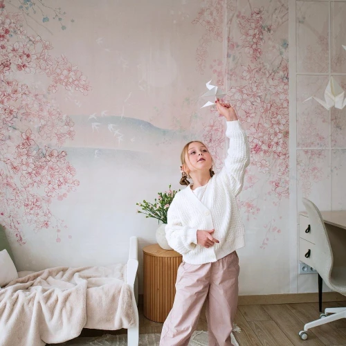 Pastelowa tapeta Sakura w pokoju dziewczynki
