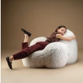 Fotel wypoczynkowy Cream Momo Chair z puszystą tkaniną Yeti