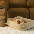 Kremowe legowisko dla psa Biscuit Pet Snuggle Bed M doskonale pasuje do nowoczesnych wnętrz