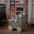 Wiklinowy wózek dla lalek z naturalną pościelą i pomponami