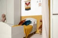 Łóżeczko dziecięce Babushka Oliwka z dekoracyjną falbanką idealne do wnętrz w stylu retro