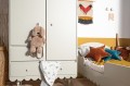 Szafa Wood Luck Design Babushka w modnym oliwkowym kolorze z charakterystycznym wykończeniem w formie dekoracyjnej falbanki