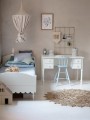 Biurko Babushka Białe z dekoracyjnymi frezowaniami marki Wood Luck Design – Tuliroom