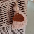 Różowe siedzisko wiklinowe ze schowkiem do pokoju dziewczynki