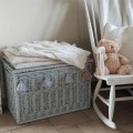 Jasnoszara skrzynia wiklinowa na zabawki z pokrywą