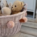 Różowy kosz wiklinowy do pokoju dziecka w stylu boho