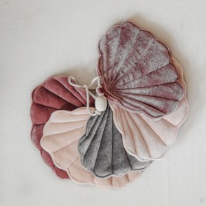 MOI MILI - VELVET GARLAND WITH SHELLS  BEIGE PEARL COSMIC PEARL