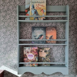 BIBLIOTECZKA DREWNIANA WISZĄCA Z RUSTYKALNYM DEKOREM