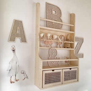 DREWNIANA BIBLIOTECZKA BOHO Z SZUFLADKAMI RATAN