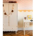 Szafa retro Babushka marki Wood Luck Design z dekoracyjną falbanką do pokoju niemowlęcia i starszego dziecka
