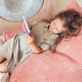 różowa sztruksowa pufa dla dziewczynki