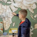 TAPETA MAPA ŚWIATA DINOZAURY ZIELONA