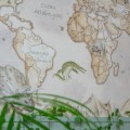 TAPETA MAPA ŚWIATA DINOZAURY BEŻOWA